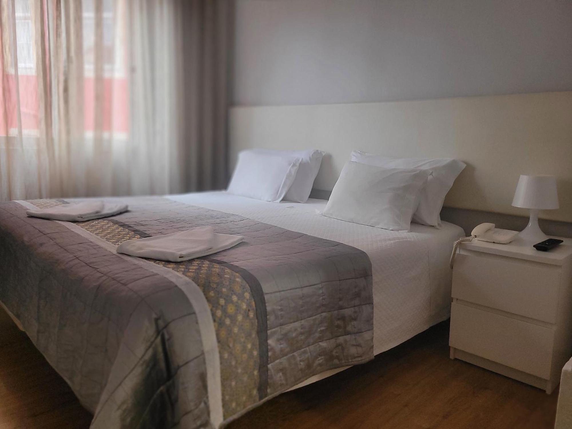레지덴셜 발렌티나 호텔 리스본 외부 사진 A bedroom in a hotel