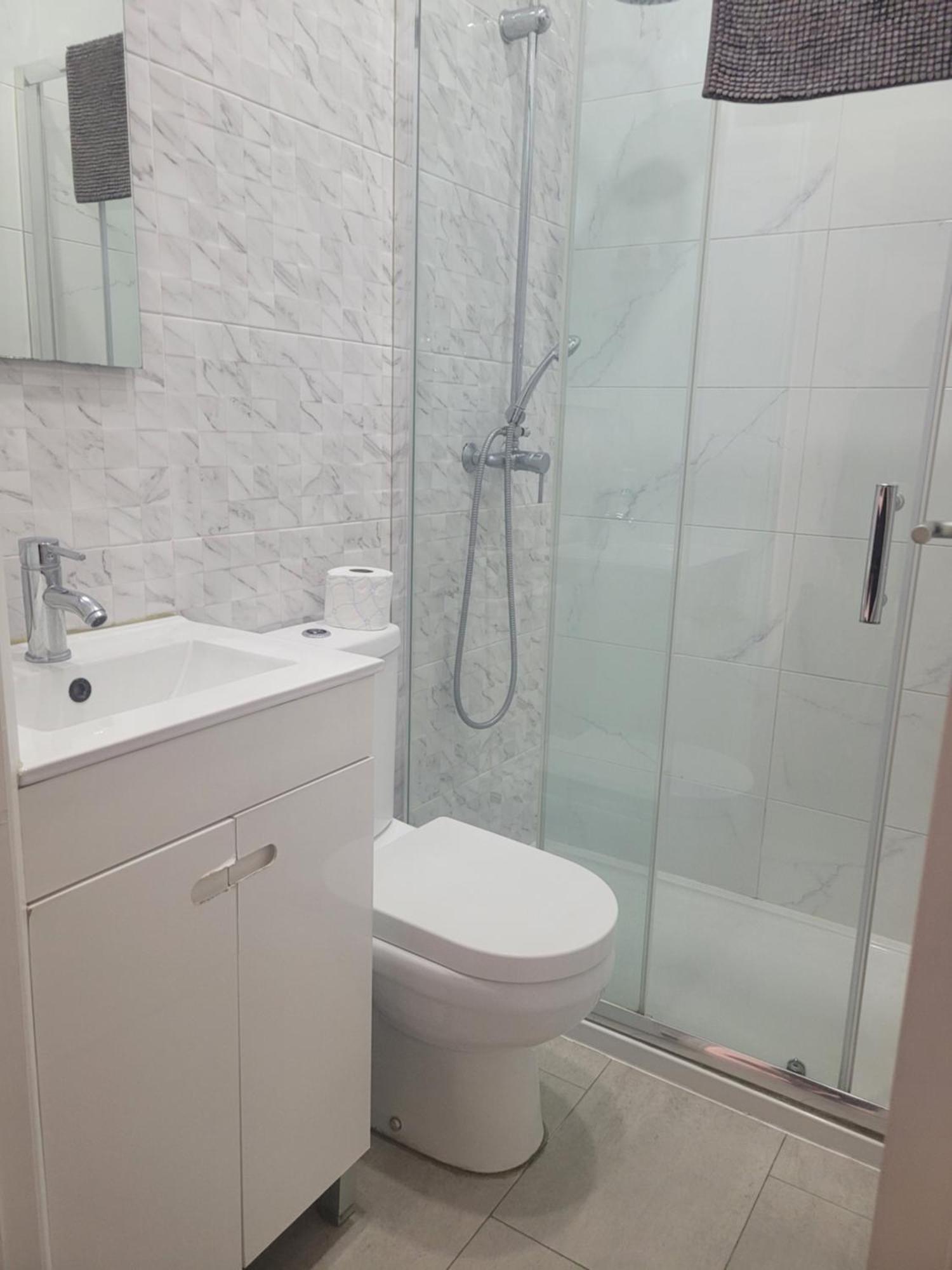 레지덴셜 발렌티나 호텔 리스본 객실 사진 A shower cubicle