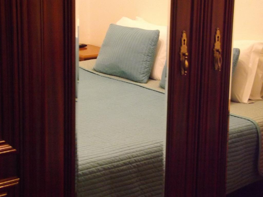 레지덴셜 발렌티나 호텔 리스본 외부 사진 A bed in a hotel room